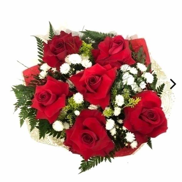 Ramo 05 rosas vermelhas + Gipsofilas brancas